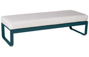 Bílá čalouněná lavice Fermob Bellevie 148 cm s modrou podnoží