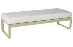 Bílá čalouněná lavice Fermob Bellevie 148 cm se světle zelenou podnoží