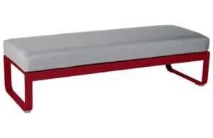 Šedá čalouněná lavice Fermob Bellevie 148 cm s červenou podnoží