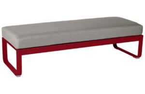 Šedohnědá čalouněná lavice Fermob Bellevie 148 cm s červenou podnoží