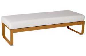 Bílá čalouněná lavice Fermob Bellevie 148 cm s hnědou podnoží