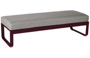 Šedohnědá čalouněná lavice Fermob Bellevie 148 cm s třešňově červenou podnoží