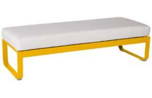 Bílá čalouněná lavice Fermob Bellevie 148 cm se žlutou podnoží