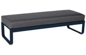 Tmavě šedá čalouněná lavice Fermob Bellevie 148 cm s tmavě modrou podnoží