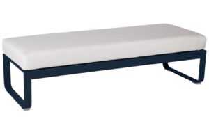 Bílá čalouněná lavice Fermob Bellevie 148 cm s tmavě modrou podnoží