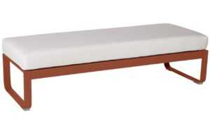 Bílá čalouněná lavice Fermob Bellevie 148 cm se zemitě červenou podnoží