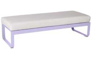 Bílá čalouněná lavice Fermob Bellevie 148 cm s fialovou podnoží