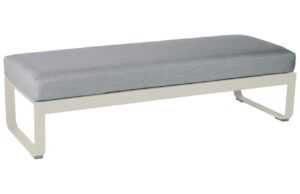 Šedá čalouněná lavice Fermob Bellevie 148 cm se světle šedou podnoží