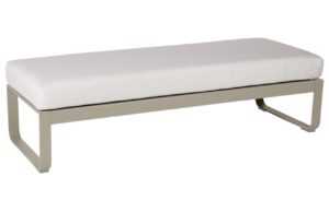 Bílá čalouněná lavice Fermob Bellevie 148 cm s muškátově šedou podnoží