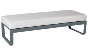 Bílá čalouněná lavice Fermob Bellevie 148 cm se šedou podnoží