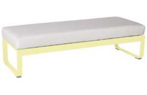 Bílá čalouněná lavice Fermob Bellevie 148 cm s citronově žlutou podnoží