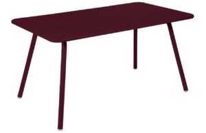 Třešňově červený kovový stůl Fermob Luxembourg 143 x 80 cm
