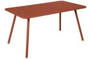 Zemitě červený kovový stůl Fermob Luxembourg 143 x 80 cm